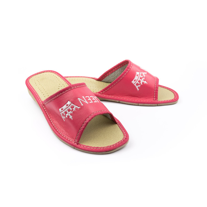 Damenschuhe, rosa Hausschuhe mit der Aufschrift „QUEEN“