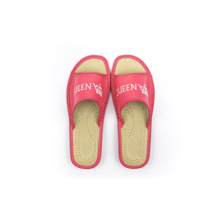 Damenschuhe, rosa Hausschuhe mit der Aufschrift „QUEEN“