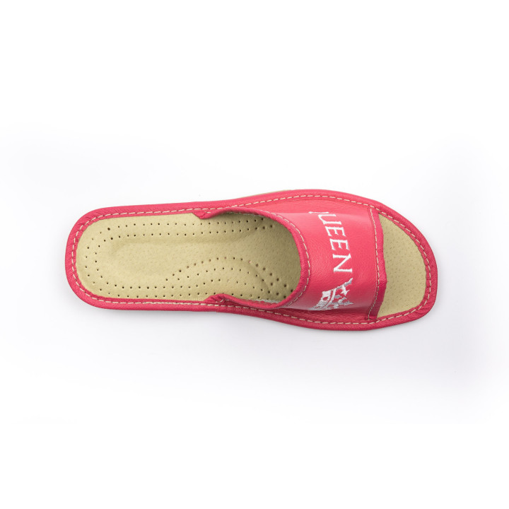 Damenschuhe, rosa Hausschuhe mit der Aufschrift „QUEEN“