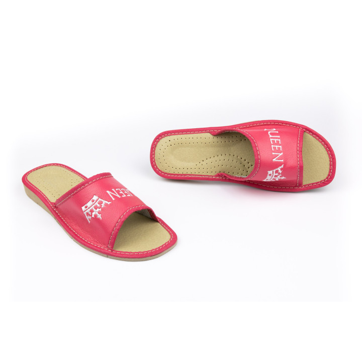 Damenschuhe, rosa Hausschuhe mit der Aufschrift „QUEEN“