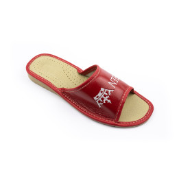 Rote Damenslipper mit der Aufschrift „Queen“ – die perfekten Pantoffeln als Geschenk