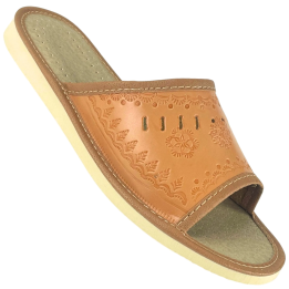 Offene Damenschuhe mit regionaltypischen Verzierungen, bequeme helle Damenschuhe