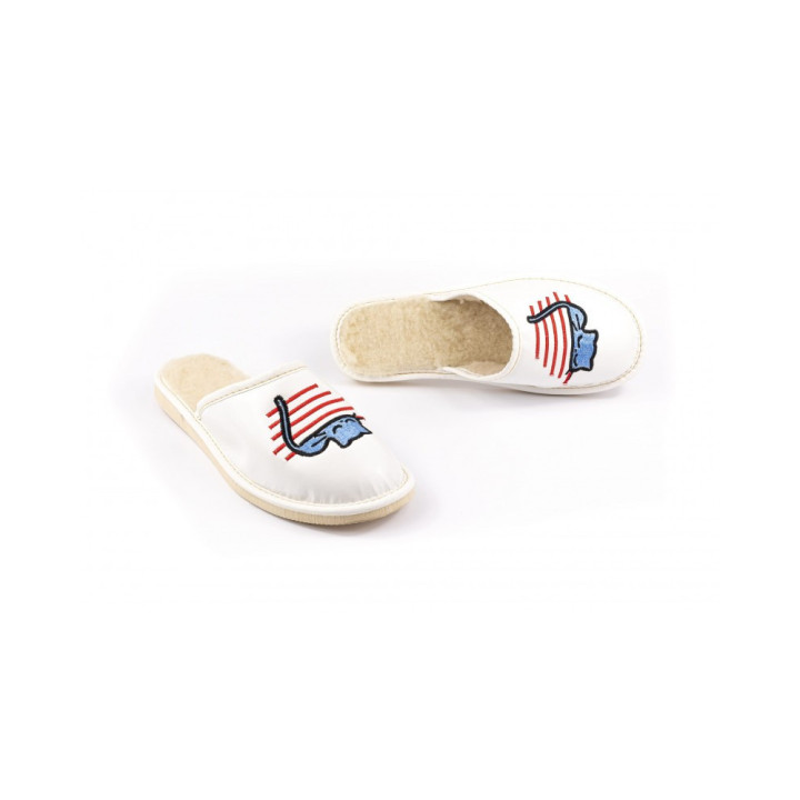 Białe kapcie damskie z futerkiem ozdobione śpiącym kotem