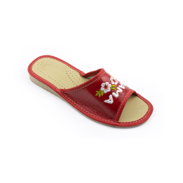 Rote Damenschuhe mit der Aufschrift „Super Mama“