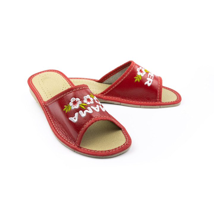 Rote Damenschuhe mit der Aufschrift „Super Mama“