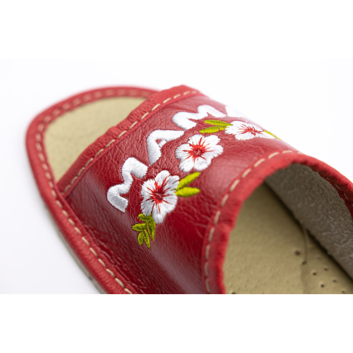 Rote Damenschuhe mit der Aufschrift „Super Mama“