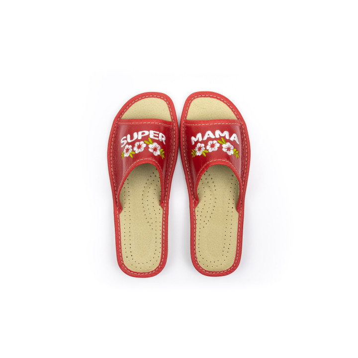 Rote Damenschuhe mit der Aufschrift „Super Mama“