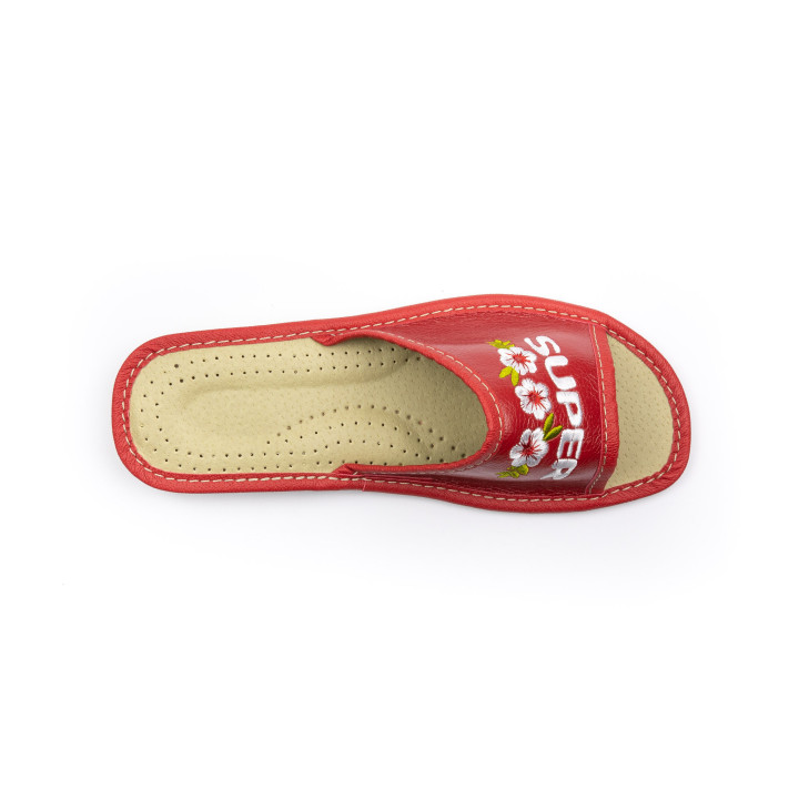 Rote Damenschuhe mit der Aufschrift „Super Mama“