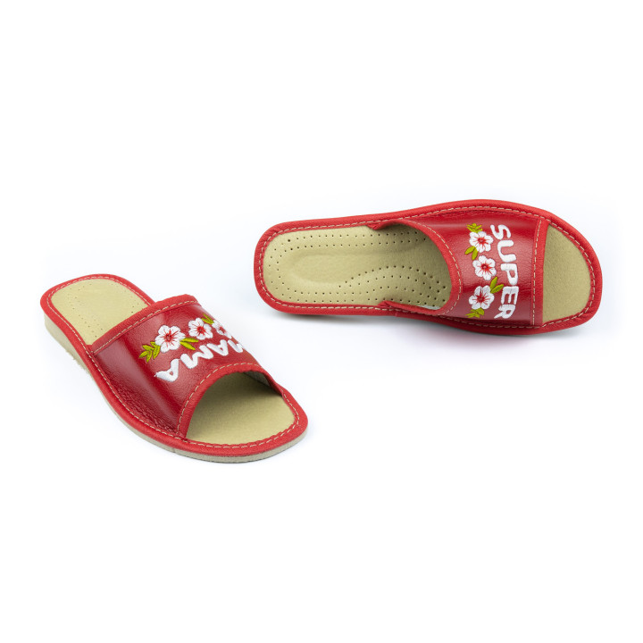 Rote Damenschuhe mit der Aufschrift „Super Mama“