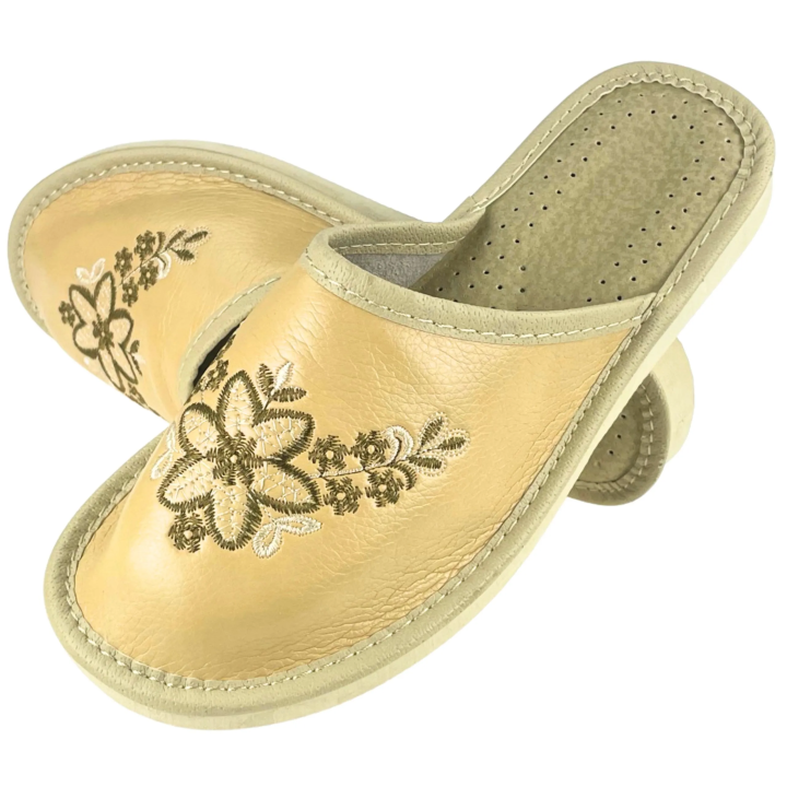 Geschlossene, beige Damenslipper mit Blumenmotiven, bequeme Damenslipper