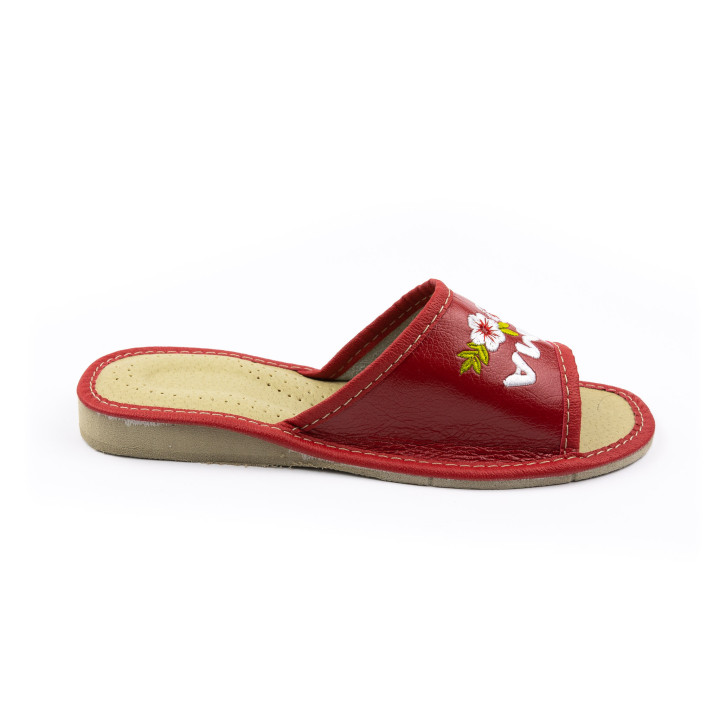 Rote Damenschuhe mit der Aufschrift „Super Mama“