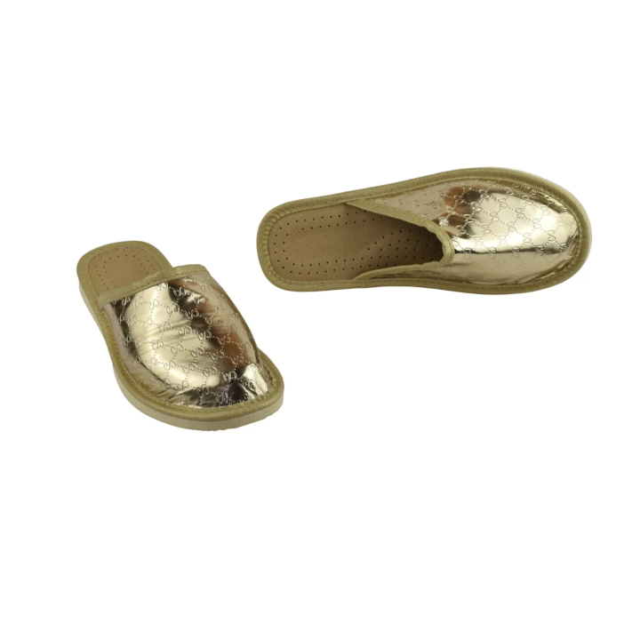 Geschlossene goldene Damenschuhe mit einem beliebten Luxus-Motiv