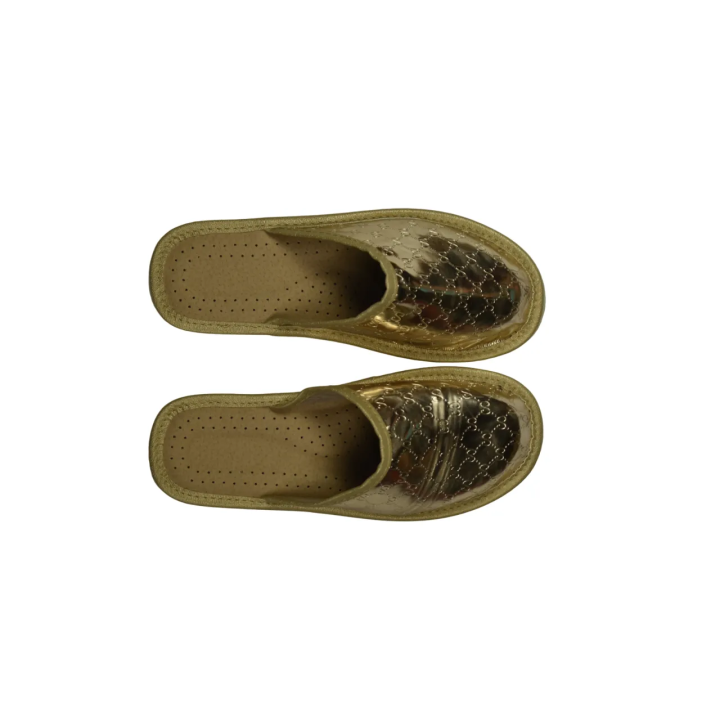 Geschlossene goldene Damenschuhe mit einem beliebten Luxus-Motiv