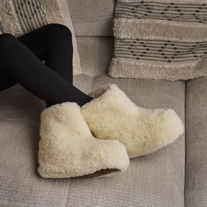 Weiße Wollpantoffeln für Damen und Herren, traditionelle Wollhausschuhe aus den Bergregionen