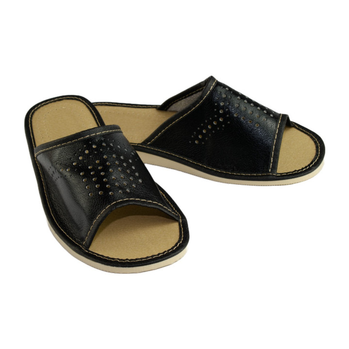 „Korona“ – schwarze offene Herrenschuhe, profilierte Herrenslipper