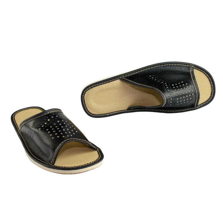 „Korona“ – schwarze offene Herrenschuhe, profilierte Herrenslipper