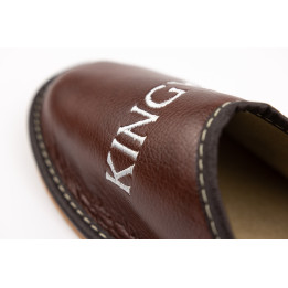 Geschlossene, braune Hausschuhe mit der Aufschrift „King“
