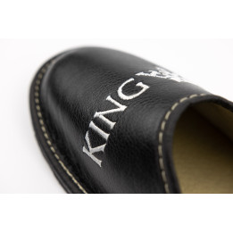Schwarze Herrenslipper mit der Aufschrift „King“ – Hausschuhe für Herren