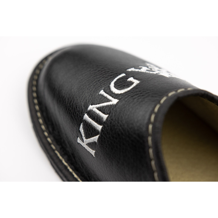 Schwarze Herrenslipper mit der Aufschrift „King“ – Hausschuhe für Herren