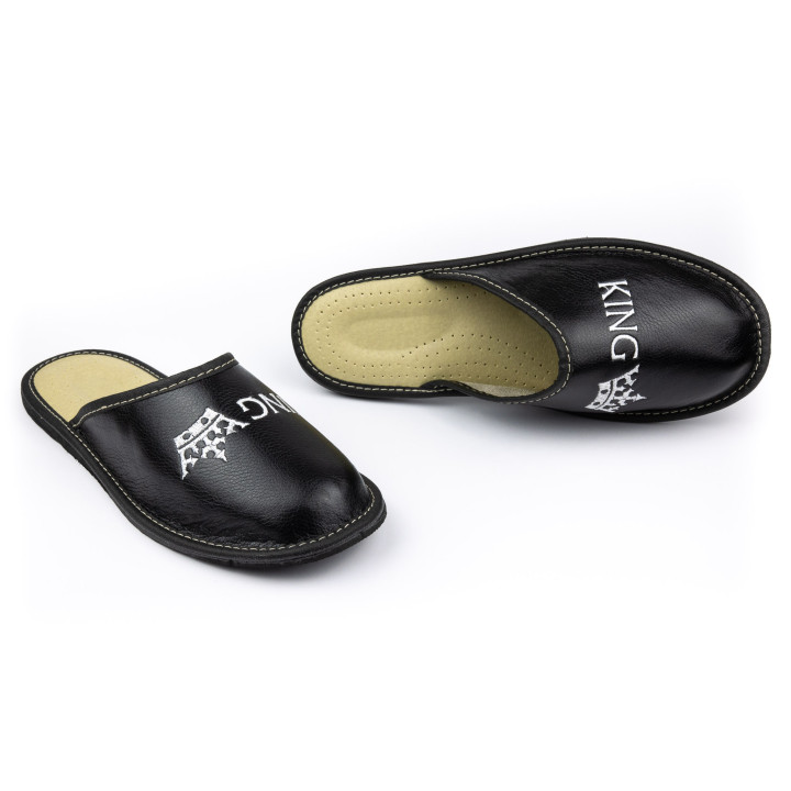 Schwarze Herrenslipper mit der Aufschrift „King“ – Hausschuhe für Herren