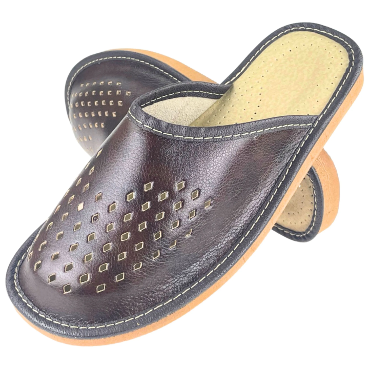 Braune Herrenslipper mit Löchern im Obermaterial, luftige Herrenslipper