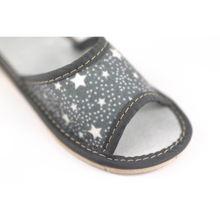 Graue Kinderslipper mit Sternchen, Hausschuhe für Kinder