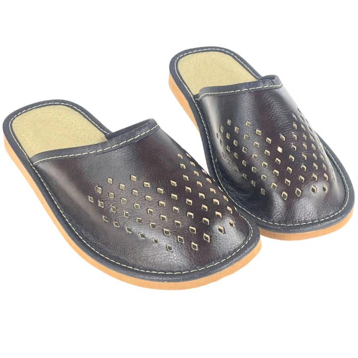 Braune Herrenslipper mit Löchern im Obermaterial, luftige Herrenslipper