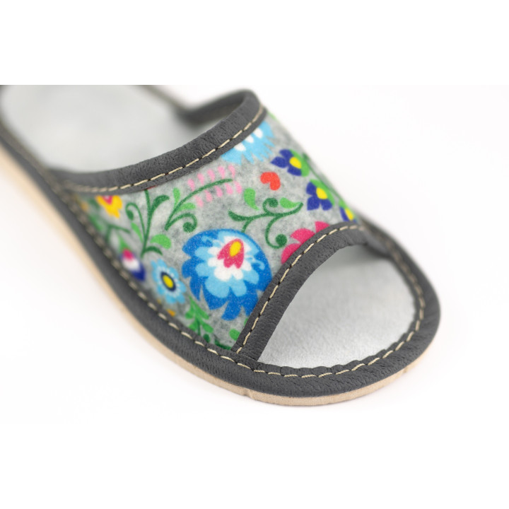 Kinderslipper mit Łowicz-Muster, Hausschuhe aus Leder im Łowicz-Stil