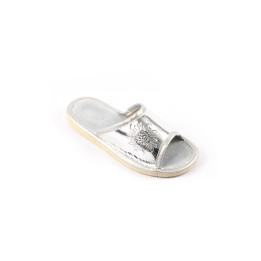 Silberfarbene Kinderschuhe aus Leder mit geprägter Blume