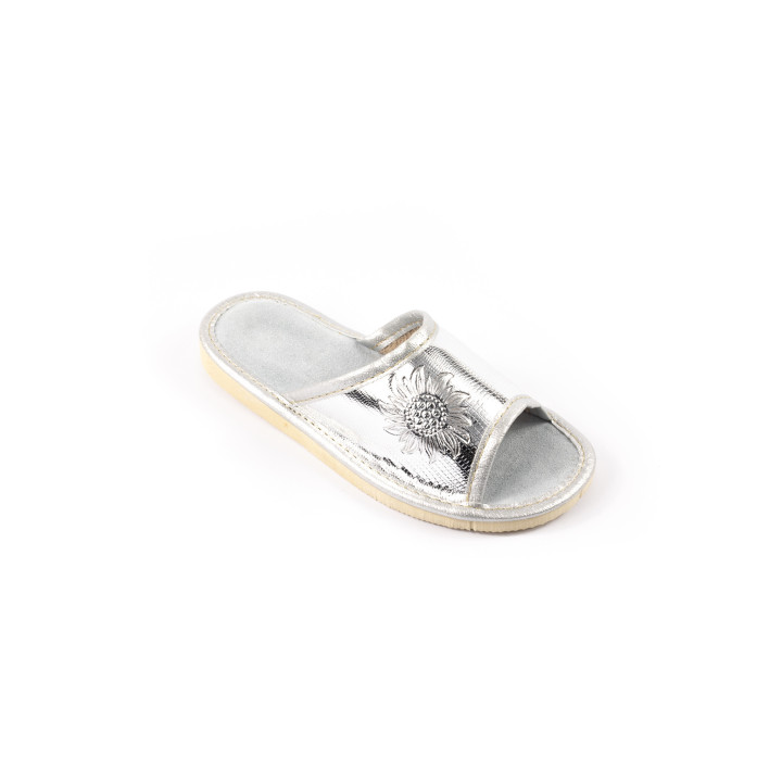 Silberfarbene Kinderschuhe aus Leder mit geprägter Blume