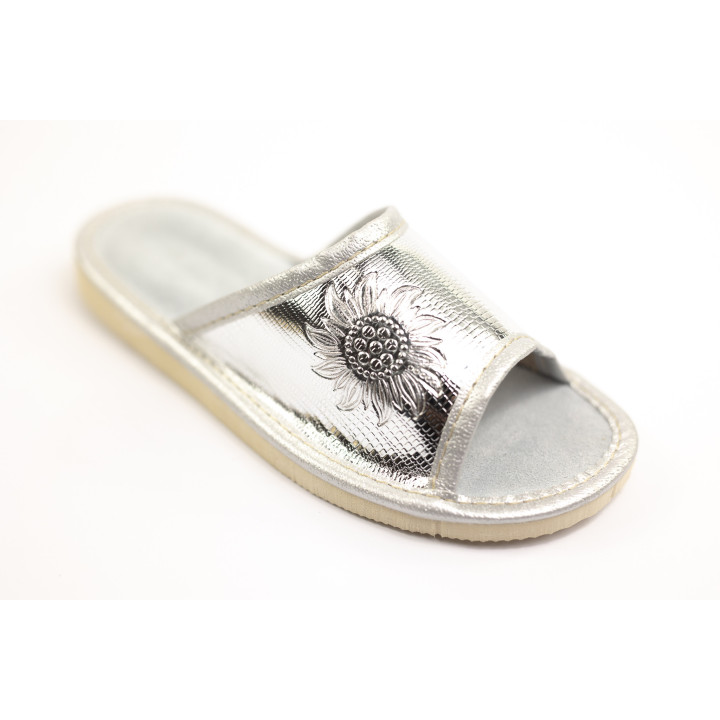 Silberfarbene Kinderschuhe aus Leder mit geprägter Blume