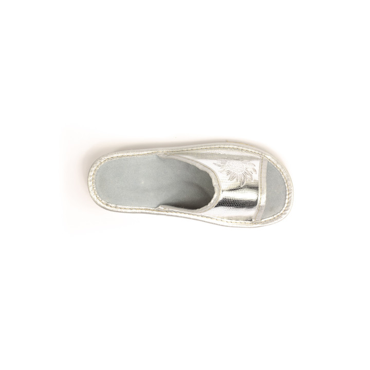 Silberfarbene Kinderschuhe aus Leder mit geprägter Blume