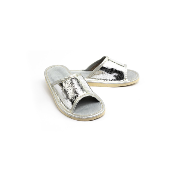 Silberfarbene Kinderschuhe aus Leder mit geprägter Blume