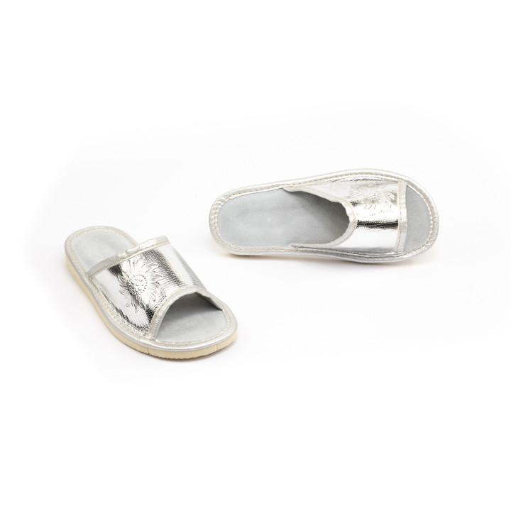 Silberfarbene Kinderschuhe aus Leder mit geprägter Blume