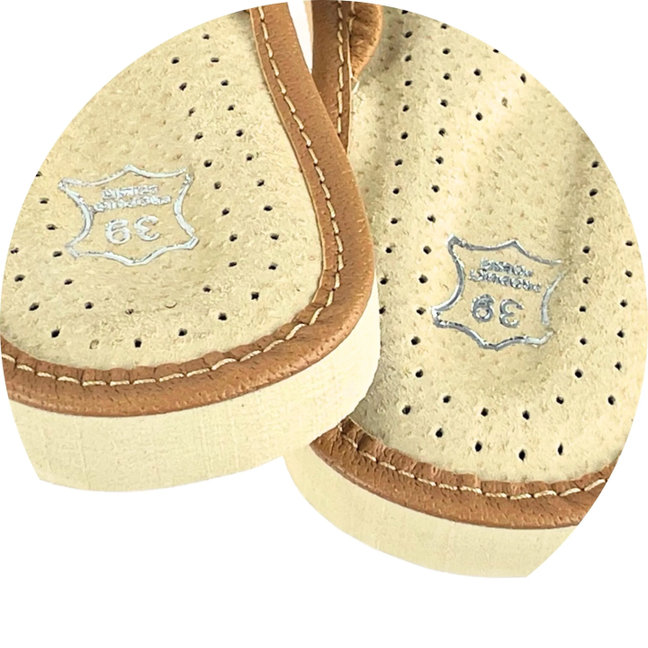 Damenschuhe für zu Hause Lederslipper Damenschuhe im Goralen-Stil aus Leder Hellbraun