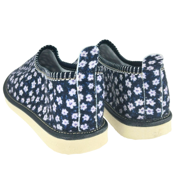Damenschuhe mit Absatz – Hausschuhe mit Blumenmuster