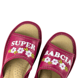 Hausschuhe mit der Aufschrift „Super Oma“ – das perfekte Geschenk zum Großmuttertag