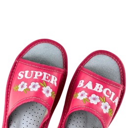 Lederpantoffeln mit der Aufschrift „Super Oma“ – bequeme Pantoffeln für die Oma