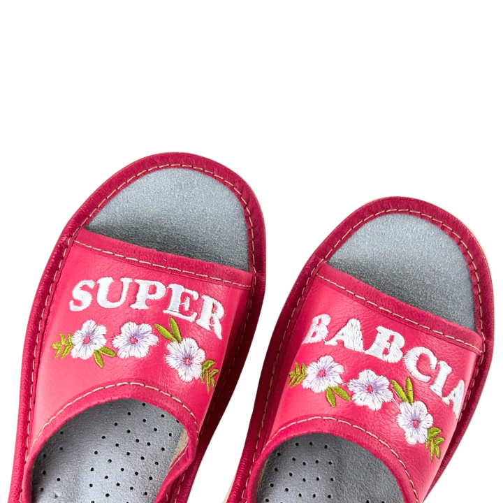 Skórkowe kapcie z napisem "Super Babcia" wygodne kapcie dla babci
