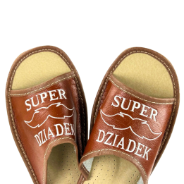 Hausschuhe mit der Aufschrift „Super Opa“ – Herrenschuhe als Geschenk