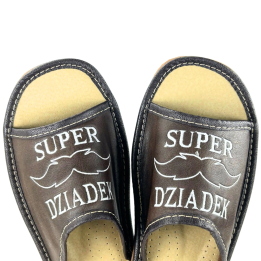 Dunkelbraune Herrenslipper als Geschenk für Opa – „Super Opa“