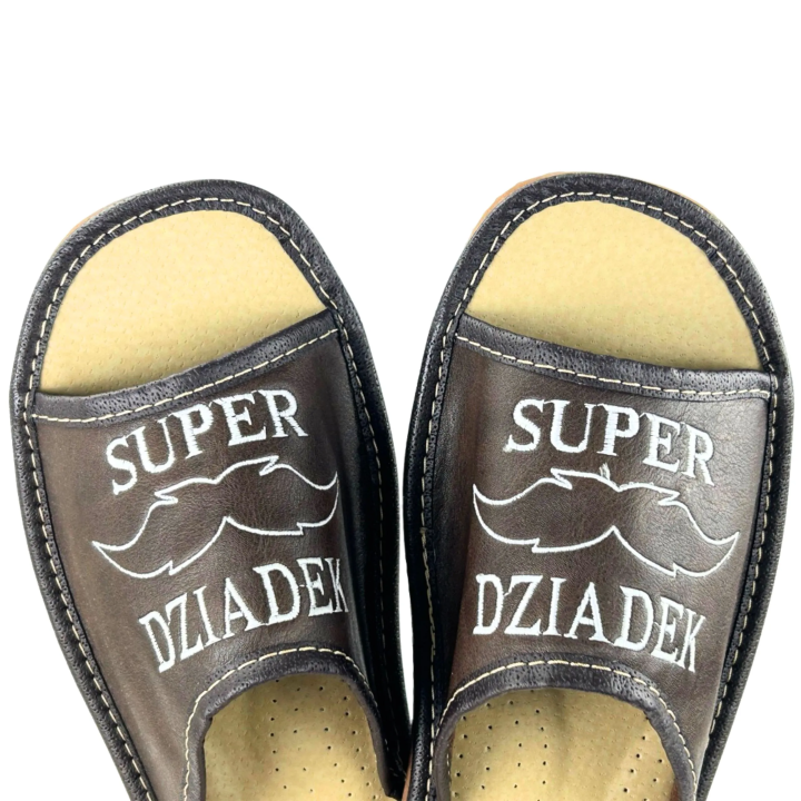 Dunkelbraune Herrenslipper als Geschenk für Opa – „Super Opa“