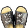 Dunkelbraune Herrenslipper als Geschenk für Opa – „Super Opa“