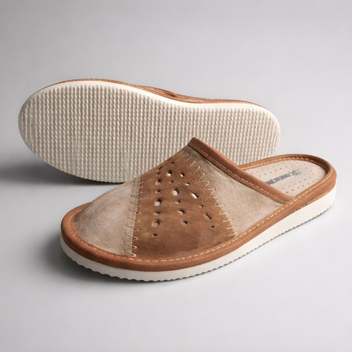 Bequeme Damenslipper aus Velours mit weichem Fußbett und elastischer Sohle