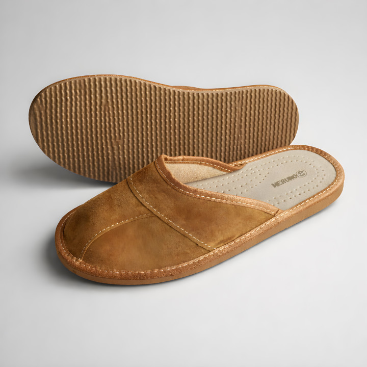 Karamellfarbene Herrenslipper aus weichem Velours – bequeme und stilvolle Hausschuhe