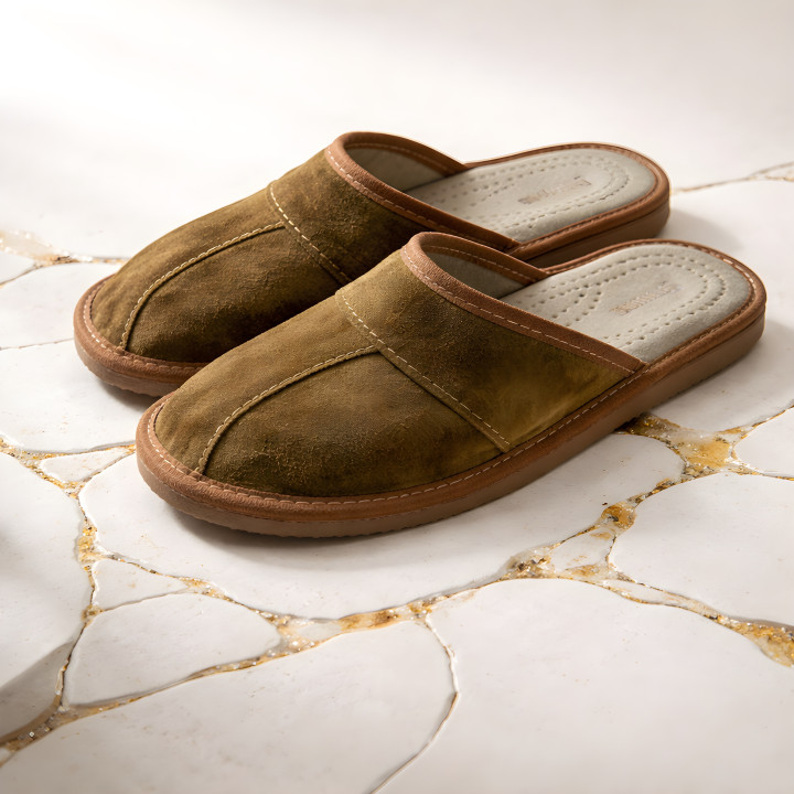 Karamellfarbene Herrenslipper aus weichem Velours – bequeme und stilvolle Hausschuhe