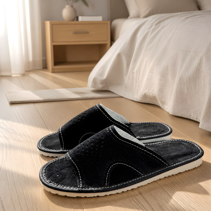 Schwarze Herren-Slipper aus Velours – Komfort und klassischer Stil